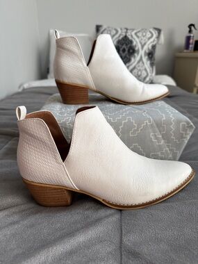 BEAST FASHION White Cutout Ankle Booties w/ Tan Stacked Heel embossed snake Sz 8